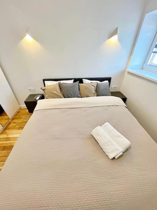 White 1 Bd Old Town Apartment By Hostlovers Kaunas Exteriör bild