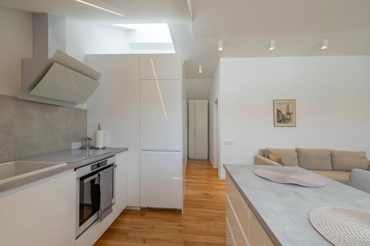 White 1 Bd Old Town Apartment By Hostlovers Kaunas Exteriör bild