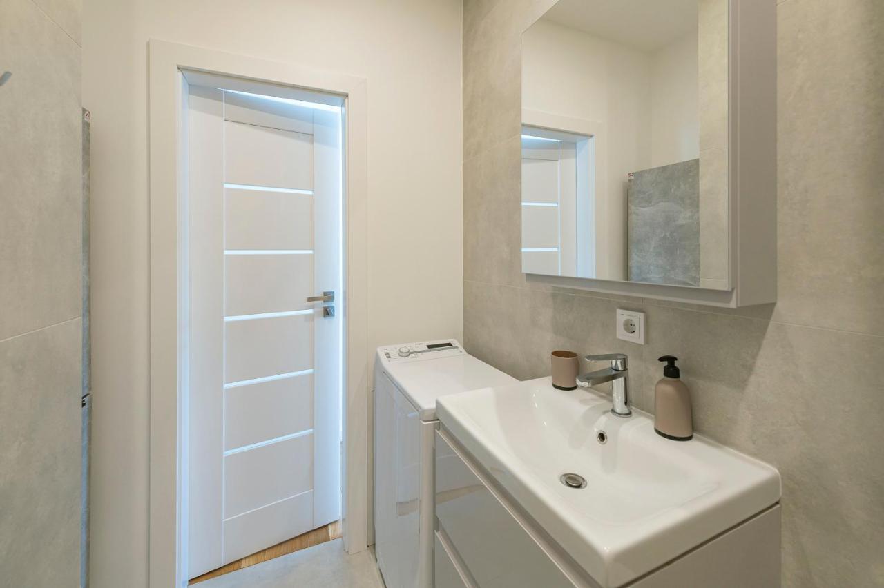 White 1 Bd Old Town Apartment By Hostlovers Kaunas Exteriör bild